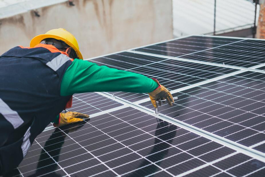 Ein kompetenter Arbeiter ist dabei, eine Photovoltaikanlage auf einem Dach zu installieren