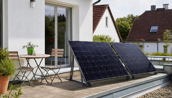 Balkonkraftwerk mit zwei Solarmodulen auf einer Terrasse