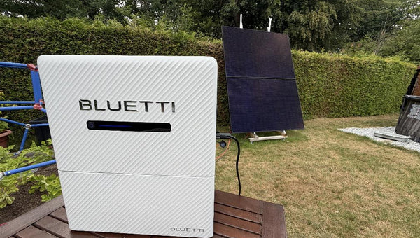 BLUETTI Speicher mit Solarmodulen im Garten