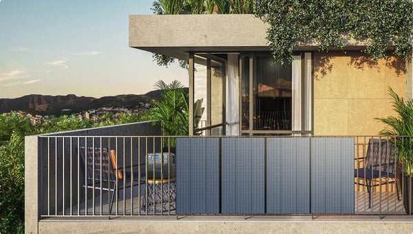 Haus mit Balkonkraftwerk zur Sonne ausgerichtet