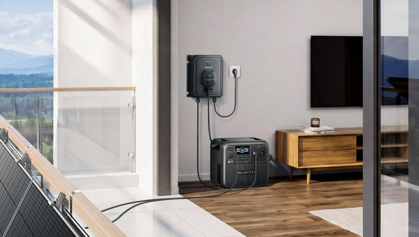 BLUETTI Balkonkraftwerk mit Powerstation in einer modernen Wohnung