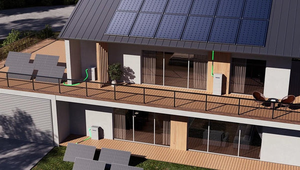 Haus mit mehreren Balkonkraftwerken und Speichern
