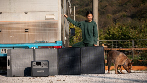 Faltbare Solarpanels und Speicher am Wohnmobil