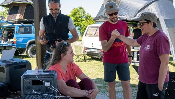 Campinggruppe mit BLUETTI Powerstation für mobile Kühlung